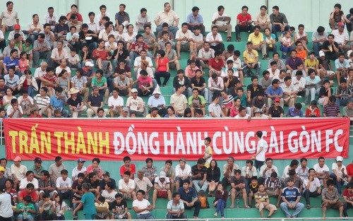 Khán giả Sài Gòn FC giờ thay vì cổ vũ các cầu thủ còn có nhiệm vụ khác là cổ vũ thêm cả các ca sĩ đang diễn trên sân